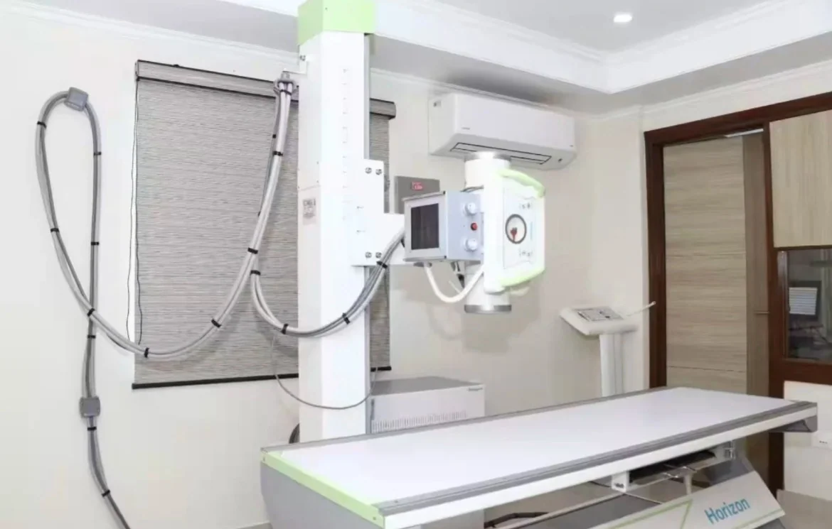 Digital X-ray room with ceiling-mounted tube and Horizon table