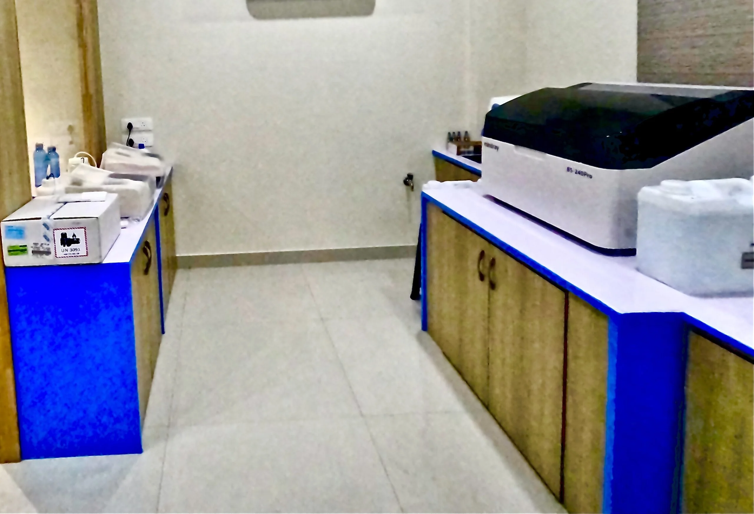 Biochemistry analyser on a modular bench with clear circulation space